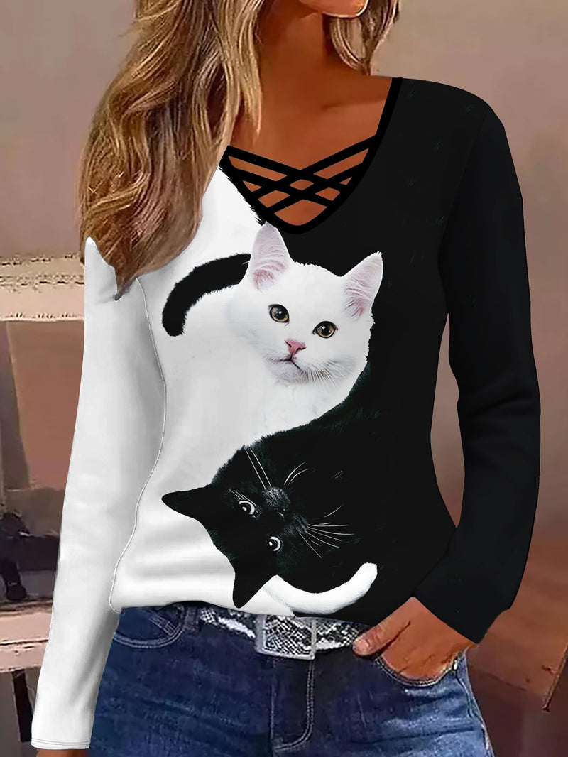 Elegant Women'S V-Neck Black And White Cat Print Top, Stylish Long-Sleeve T-Shirt with V-Neck Design.